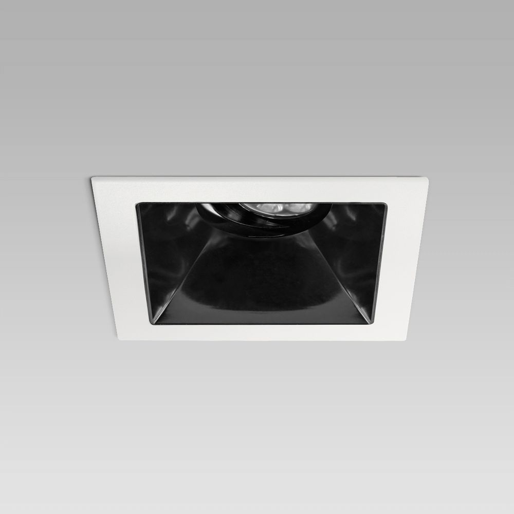 Apparecchio da incasso a soffitto quadrato per illuminazione interna con cornice sporgente e ottica orientabile