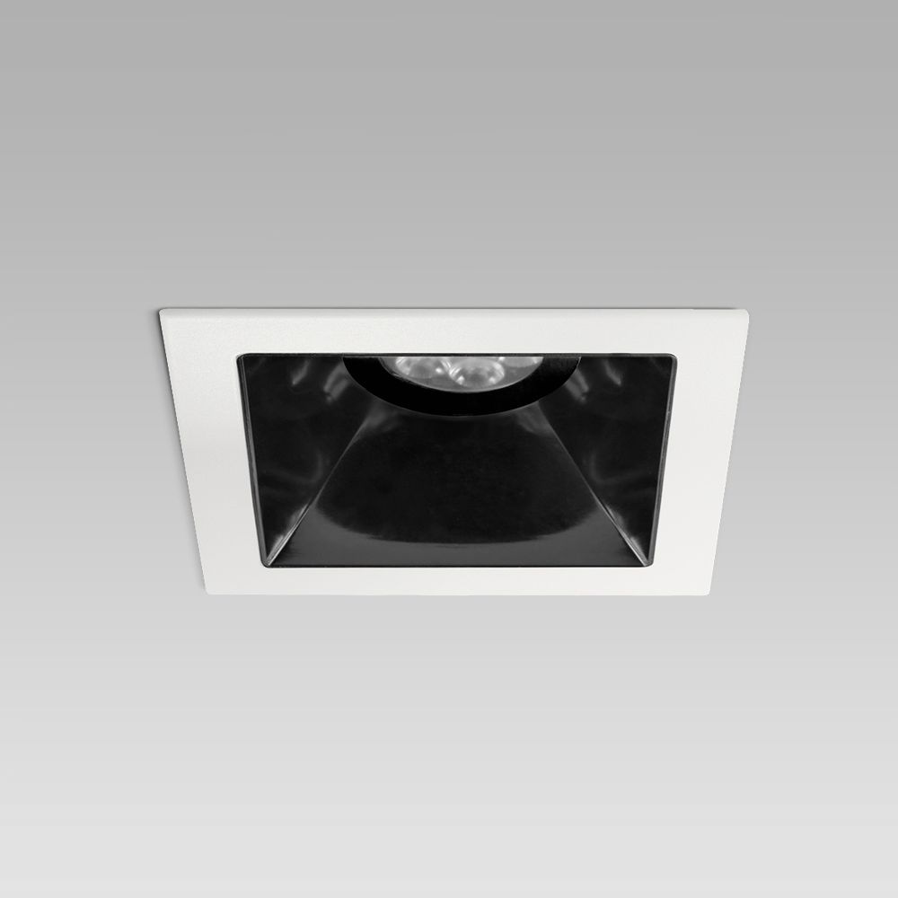 Squared recessed ceiling downlight for interior lighting with protruding frame and black optic