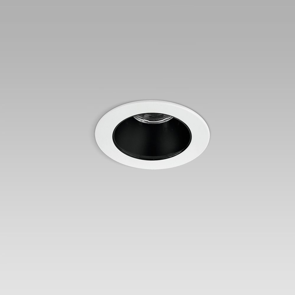 Apparecchio da incasso a soffitto tondo per illuminazione interna con cornice sporgente e ottica nera