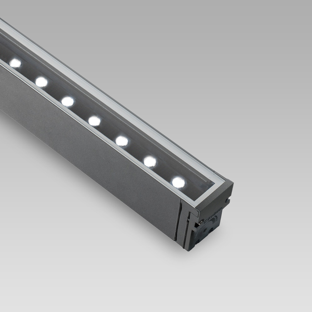 Wall-mounted luminaire for facade lighting with linear design and scenographic light effects