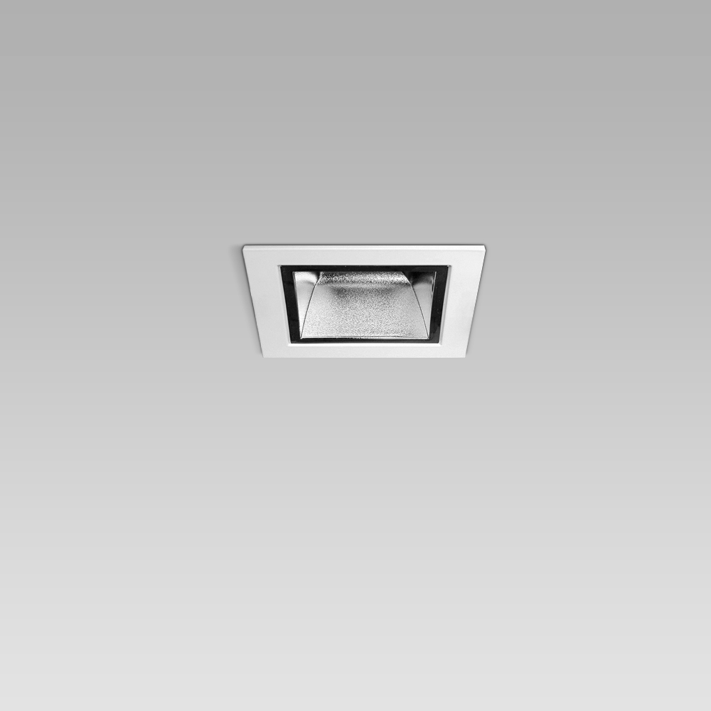 Downlight da incasso a soffitto compatto dal design minimal quadrato, con ottica metallizzata