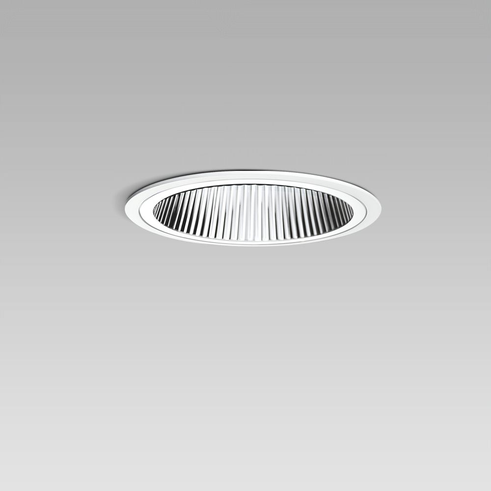 Apparecchio da incasso a soffitto per l'illuminazione di interni, dal design elegante e dalla minima profondità di incasso, con riflettore metallizzato