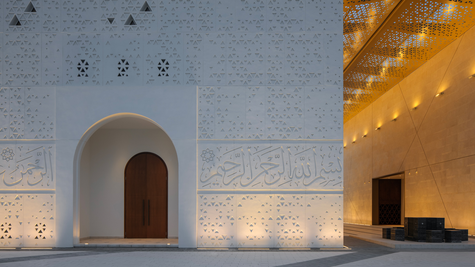 Arcluce EQOS1, EQOS2, LANDSPIKE, INGROUND180 short, INGROUND90 und KRION-IN beleuchtung der Moschee des Lichts in Dubai