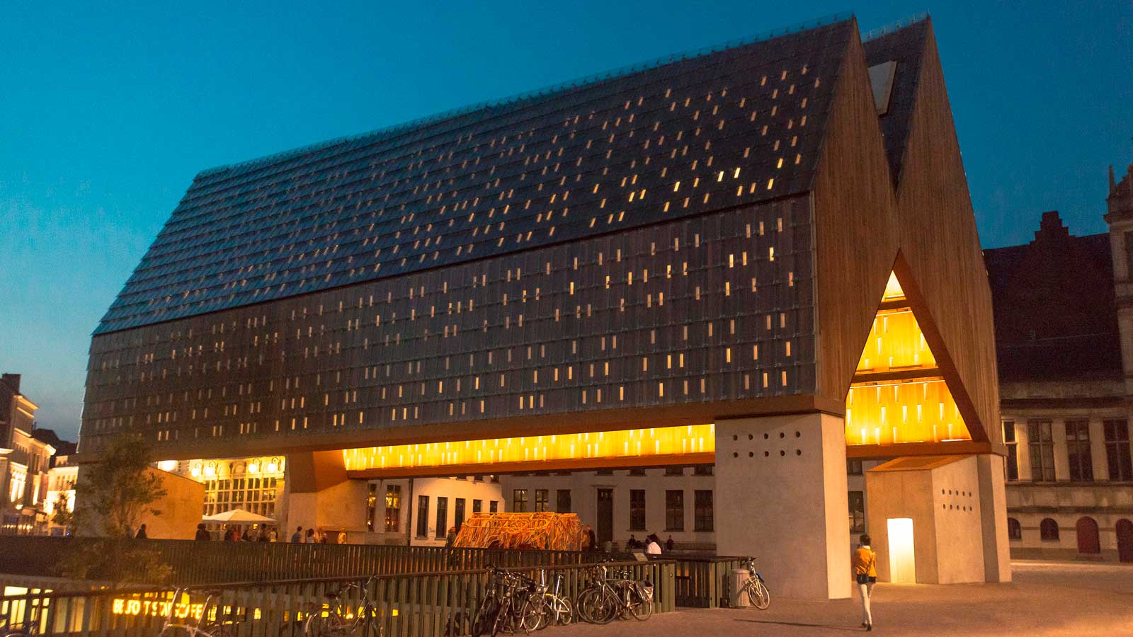 Stadshal-Ghent-Pavilion-Arcluce-KRION-facade-lighting-Robbrecht-Daem-MariaJoséVanHee